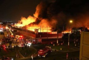 Incendio en San Juan de Lurigancho, se consume fábrica de químicos.