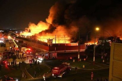 Incendio en San Juan de Lurigancho, se consume fábrica de químicos.