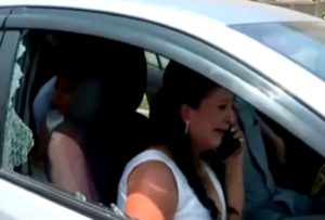 Manifestantes atacan carro de novia que iba a su boda