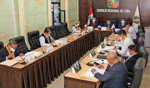 El Gobernador Regional Ricardo Chavarría, cumplió con rendir cuentas al Consejo Regional, sobre los desafíos, proyecciones y resultados alcanzados por su gestión. En el acto realizado en Huacho, la autoridad señaló que la inversión realizada supera los 542.4 millones de soles; destinados a la construcción de colegios, mejoramiento de los servicios de salud, agua y desagüe, carreteras, represas, canales de riego, entre otros proyectos; que han mejorado la calidad de vida de más de un millón de habitantes. “Para el presente año, se tiene un presupuesto programado de 302 millones de soles, asignados a más de 110 proyectos de inversión pública (en ejecución) y 40 obras (en proceso de licitación). Este gran esfuerzo, por priorizar y articular las inversiones, nos proporciona una agenda de desarrollo concreto, que nos permitirá incrementar la competitividad y reactivar la economía, mediante el cierre de las diferentes brechas”, expresó. En salud se ejecutaron proyectos por un valor de 118.8 millones de soles, orientados a la construcción y mantenimiento de establecimientos de salud, así como el mejoramiento de la capacidad resolutiva de los servicios hospitalarios. En Educación, se elevó el nivel de los servicios educativos y de los Cetpro, por un monto de 100.6 millones de soles. En defensa ribereña y fortalecimiento de la Seguridad Ciudadana, 92.3 millones de soles, logrando la instalación y mejoramiento de los sistemas de seguridad, al igual que el equipamiento con camionetas, motocicletas, cámaras de videovigilancia, mobiliario y herramientas de comunicación y protección. 91 millones de soles, se viabilizaron en construcción, apertura y mejoramiento de carreteras departamentales, vecinales y trochas carrozables; pistas y veredas; edificación y rehabilitación de puentes; entre otros. En agricultura, proyectos por 59.9 millones de soles, consiguiendo mejorar las capacidades para la prestación de servicios de apoyo y competitividad en las cadenas productivas, infraestructuras de riego, represamiento de lagunas, revestimiento de canales y ampliación de la capacidad de almacenamiento de agua de lagunas. En la rendición de balance de gestión, el Gobernador Regional, estuvo acompañado del gerente general Johnny Pérez Pacheco y los gerentes y directores regionales.