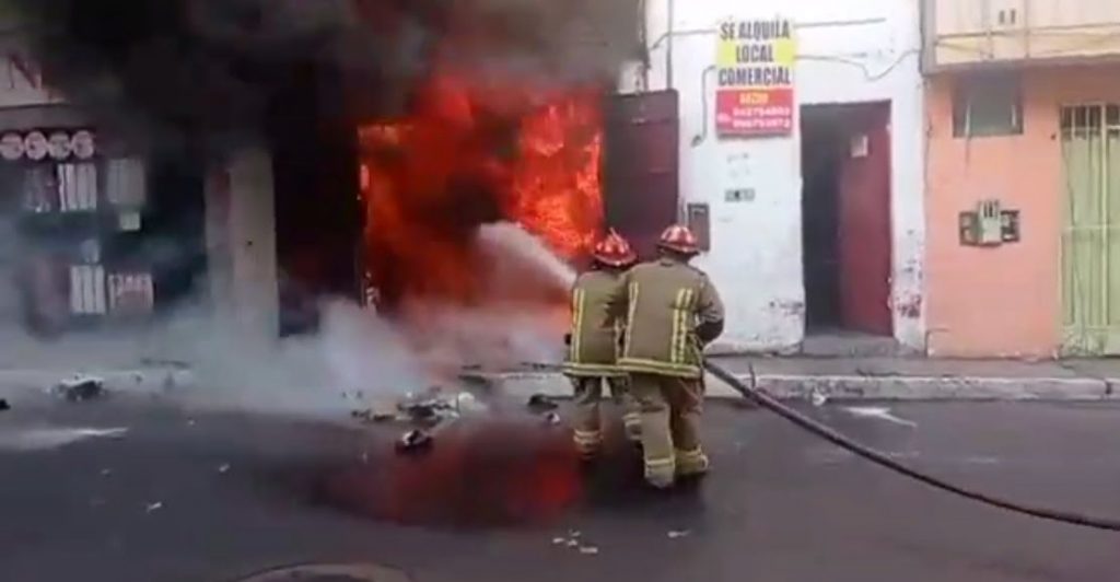 Dantesco incendio consume mercado de Huacho.