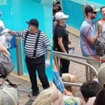 Mimo recrimina a padre por no llevar mochila de su pareja mientras cargaba al bebé.