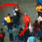 Nueva modalidad de robo Mujeres acusan de ladrón a joven, lo agreden y luego le quitan sus pertenencias.