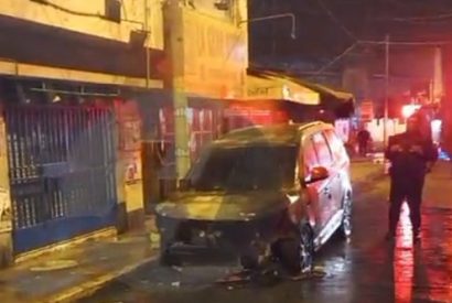 Vehículo se incendia en pleno centro de Huaral