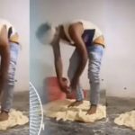 Vendedor de empanadas en la calle, es captado preparando la masa con sus pies