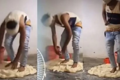 Vendedor de empanadas en la calle, es captado preparando la masa con sus pies