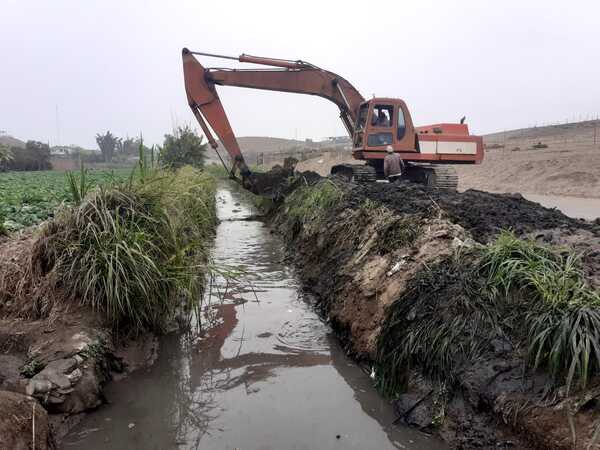 Huaral: Limpian canal de riego San Juan que afectaba a pobladores con desbordes.