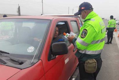 Policía de carretera y Norvial realizan operativo en la Variante de Pasamayo para orientar a los conductores.
