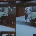 Joven fue atropellado por volquete, cámara de videovigilancia captó impactante momento.