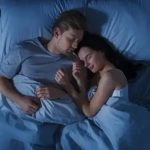 Estudio científico afirma que dormir en pareja reduce estrés y genera mejor descanso.