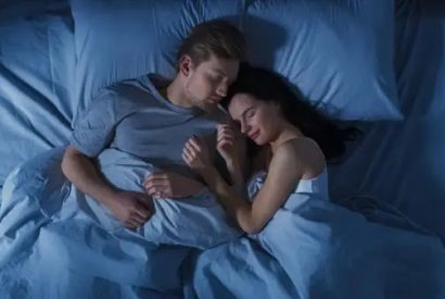 Estudio científico afirma que dormir en pareja reduce estrés y genera mejor descanso.