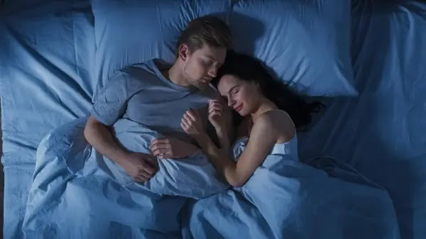Estudio científico afirma que dormir en pareja reduce estrés y genera mejor descanso.