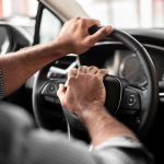 Hombre casi pierde el pene tras chocar su auto mientras tenía sexo oral