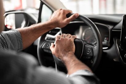 Hombre casi pierde el pene tras chocar su auto mientras tenía sexo oral