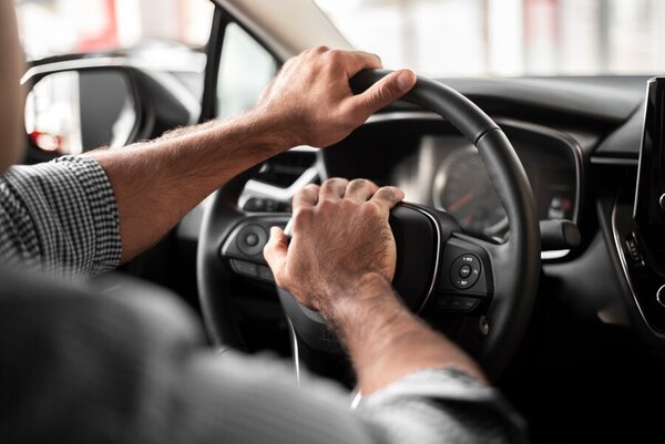 Hombre casi pierde el pene tras chocar su auto mientras tenía sexo oral