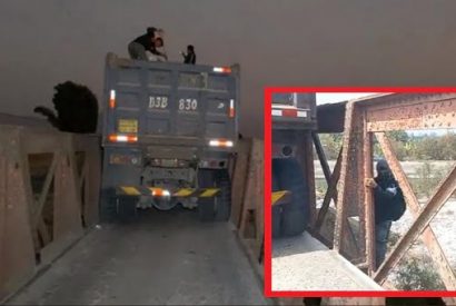 Aucallama: Volquete quedó atascado en medio de puente y no han podido retirarlo.