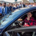Alumnos regalan un carro a profesor peruano que tardaba 4 horas en llegar al colegio