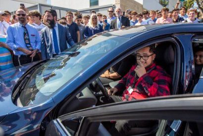 Alumnos regalan un carro a profesor peruano que tardaba 4 horas en llegar al colegio