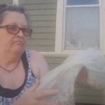 Arrojó las cenizas de su esposo a la basura Por todas las veces que me pateó