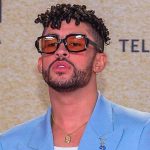 Bad Bunny se molesta con fan y le lanza su celular.
