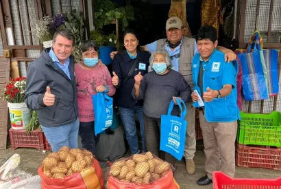 Candidato regional Rafael Santos recorre mercados en interrelación directa con la ciudadanía