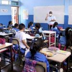 Colegios no deben suspender clases presenciales cuando se detecta un caso de COVID-19, informa Minedu.
