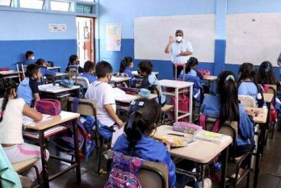 Colegios no deben suspender clases presenciales cuando se detecta un caso de COVID-19, informa Minedu.
