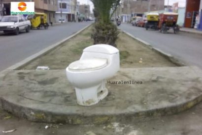 Colmo! Arrojan inodoro en la vía publica de la ciudad de Huaral.