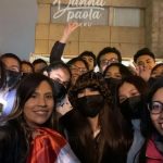 Danna Paola causó revuelo tras su llegada, bailó con fans y flameó la bandera de Perú
