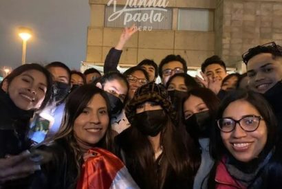 Danna Paola causó revuelo tras su llegada, bailó con fans y flameó la bandera de Perú