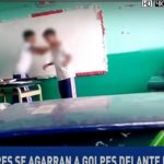 Escolares se agarran a golpes delante de profesor