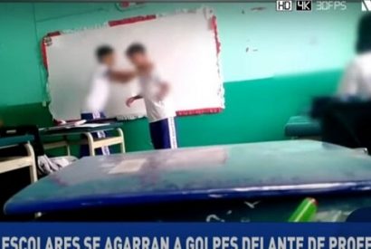 Escolares se agarran a golpes delante de profesor