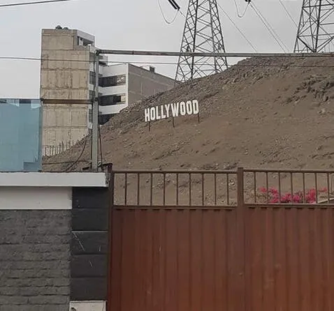 El ingenio peruano no tiene límites, y por ello los dueños de un salón de recepciones llamado "Hollywood", no tuvo mejor idea que hacerle propaganda a su local construyendo una réplica