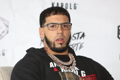 Reguetonero Anuel AA es demandado por la madre de su hijo.