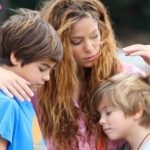 Shakira reaparece triste al lado de sus hijos, tras video de Piqué besando a su novia.
