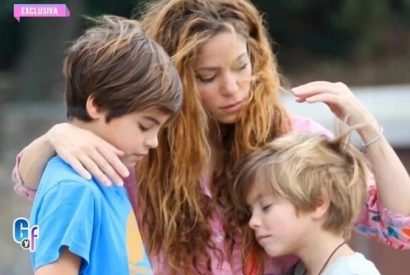 Shakira reaparece triste al lado de sus hijos, tras video de Piqué besando a su novia.