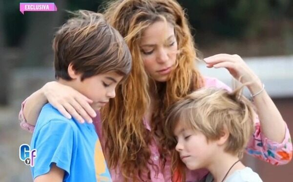 Shakira reaparece triste al lado de sus hijos, tras video de Piqué besando a su novia.