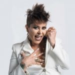 Alejandra Guzmán sufre caída en concierto y es retirada en ambulancia
