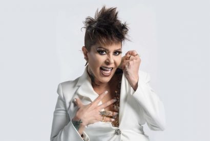 Alejandra Guzmán sufre caída en concierto y es retirada en ambulancia