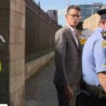 Envían a prisión a profesor que se negó a llamar con pronombres a estudiante transgénero.