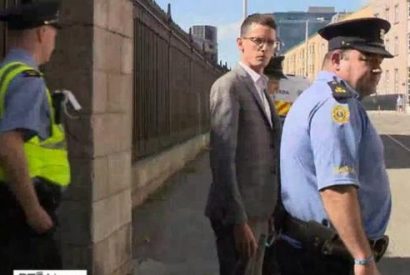 Envían a prisión a profesor que se negó a llamar con pronombres a estudiante transgénero.
