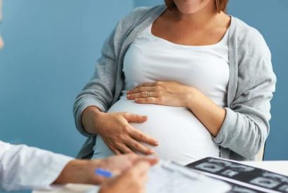 Joven quedó embarazada de mellizos de diferentes padres.