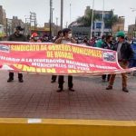 Obreros Municipales de Huaral realizan plantón exigiendo se cumplan sus derechos.
