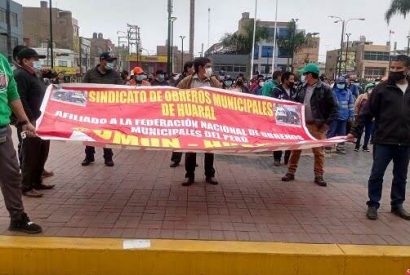 Obreros Municipales de Huaral realizan plantón exigiendo se cumplan sus derechos.