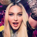 Madonna muestra sus senos en unas candentes fotografías