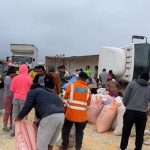 Tráiler cargado de maíz volcó y pobladores aprovechan para llevarse la mercancía.