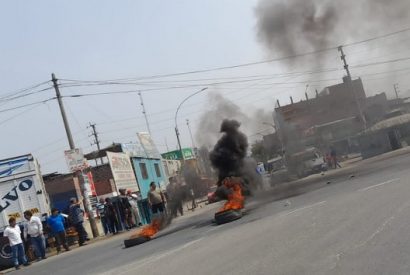 Paro Nacional Transportistas de Chancay bloquean Panamericana Norte ante el alza de combustible.