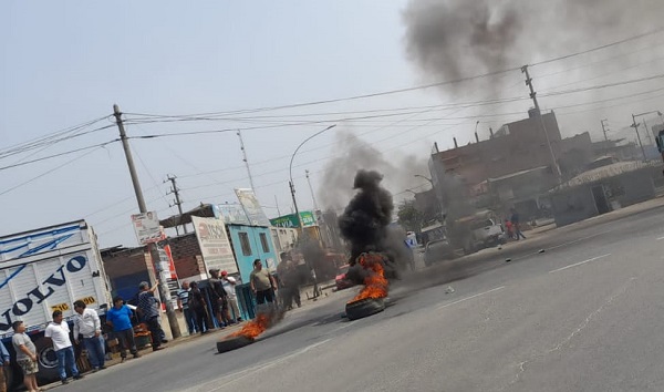 Paro Nacional Transportistas de Chancay bloquean Panamericana Norte ante el alza de combustible.