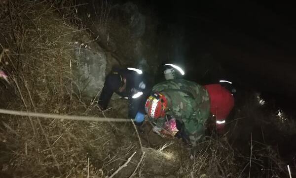 Tragedia 7 miembros de una familia murieron al volcar el vehículo a un abismo en Huayopampa.