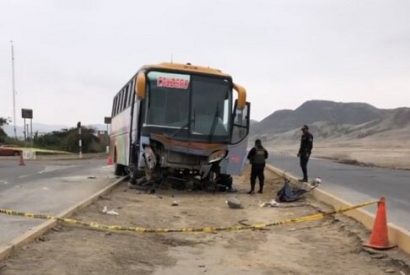 Un fallecido y dos heridos dejó brutal choque entre un bus interprovincial y una mototaxi